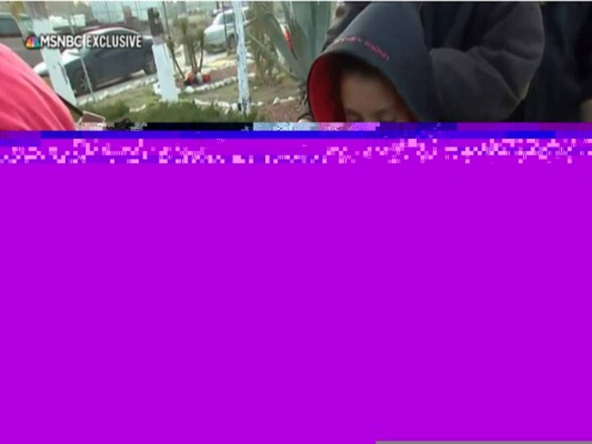 Dos niños muestran las marcas en sus manos que les escribieron las autoridades mexicanas.