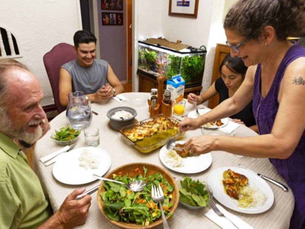 Donald Trump cierra puerta a los inmigrantes; otros se las abren