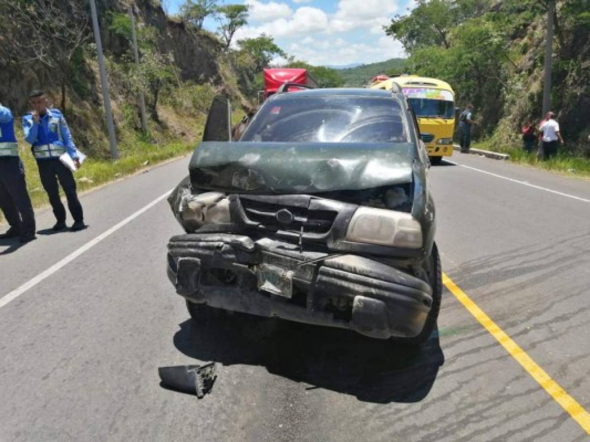 La camioneta verde sufrió severos daños en la parte delantera.