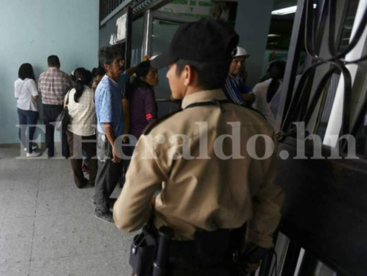 El IHSS cuenta ahora con personal de atención al cliente que le indica al paciente si hay existencia o no del fármaco que busca para que no haga en vano una fila por más de cinco horas.