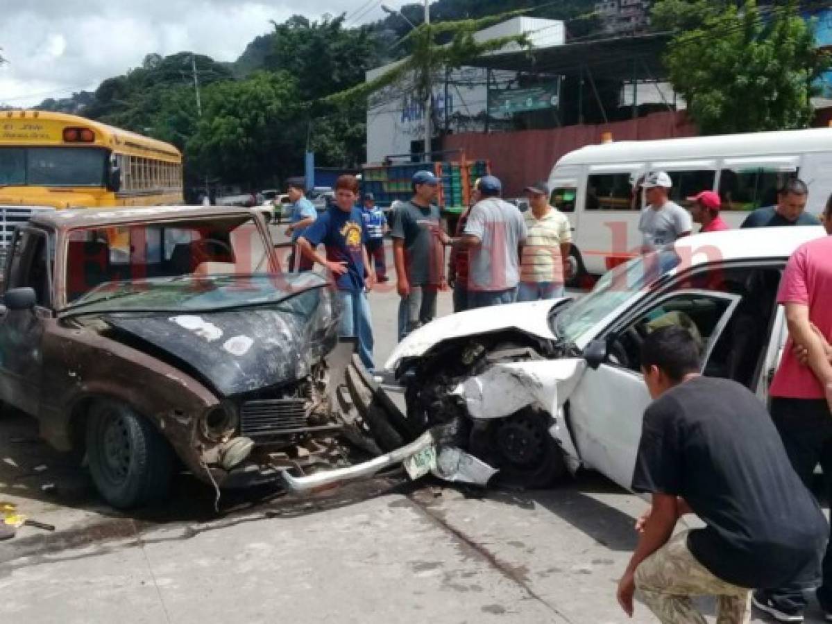Dos personas heridas dejó aparatoso choque de vehículos en la capital de Honduras