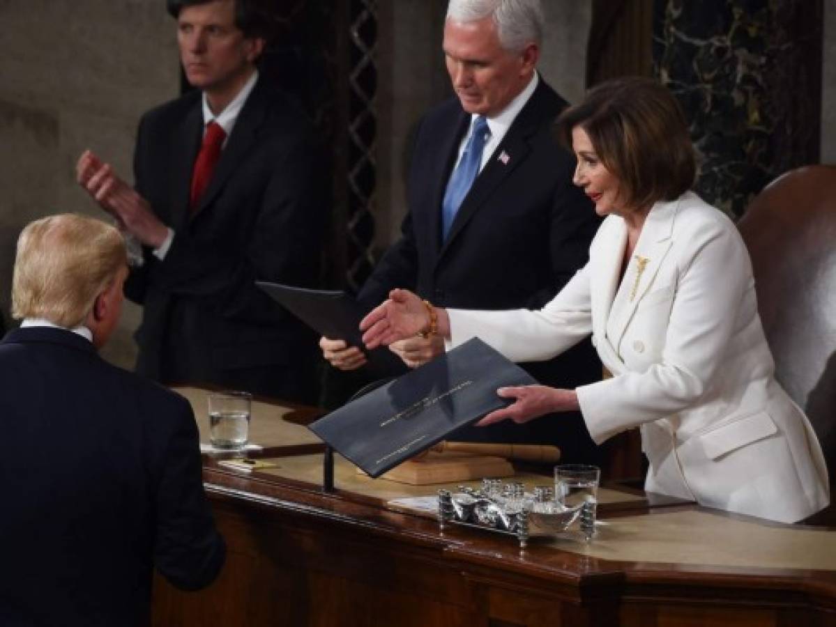 VIDEO: Donald Trump, serio, deja con la mano extendida a Nancy Pelosi