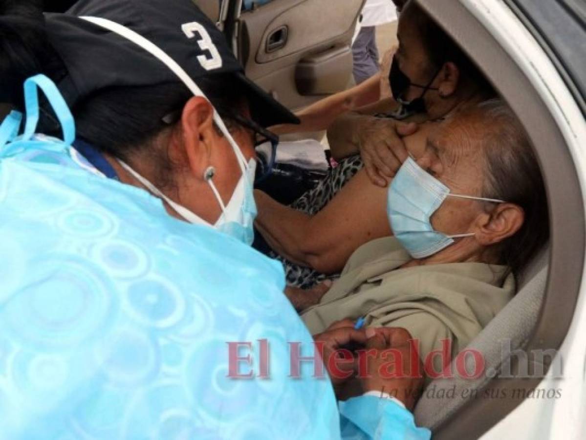 Los centros de vacunación estuvieron abarrotados por adultos mayores. Foto: Jhony Magallanes/Marvin Salgado/El Heraldo