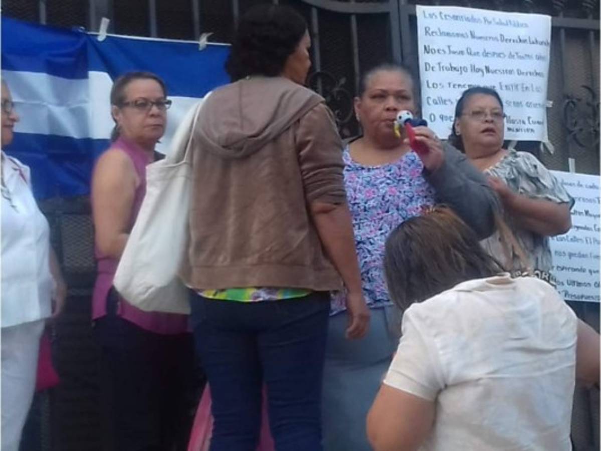 Jubilados se toman la Secretaría de Salud exigiendo pago de su cesantía
