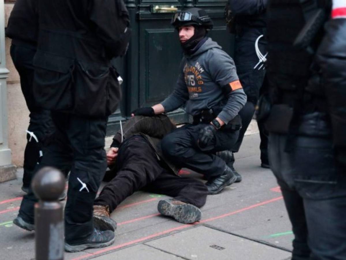Hombre pierde una mano durante protestas de los 'chalecos amarillos' en París
