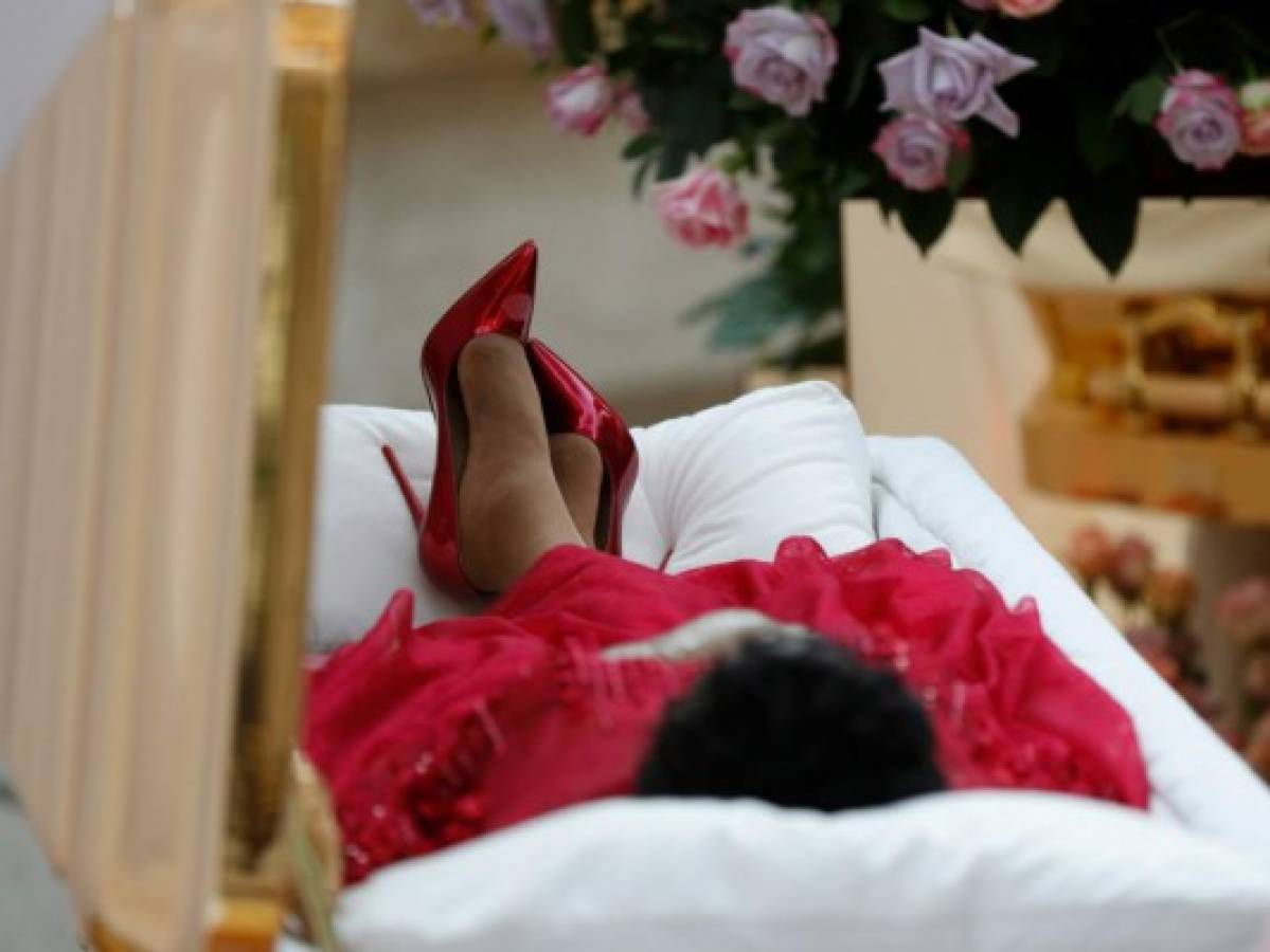 ¿Por qué el cuerpo de Aretha Franklin fue vestido de rojo en su funeral?