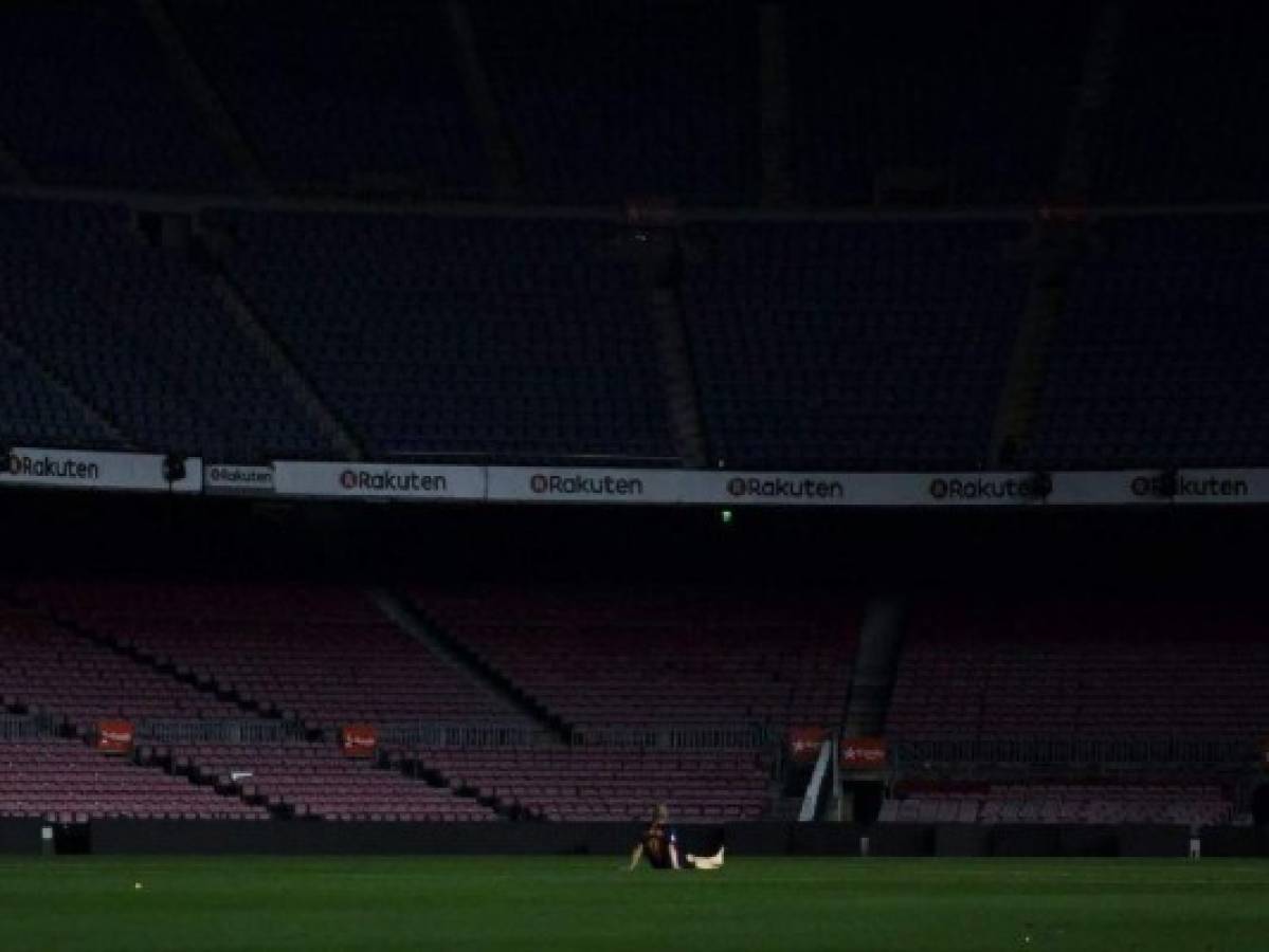 Las fotos más tristes de Andrés Iniesta en el Camp Nou en su adiós al Barcelona