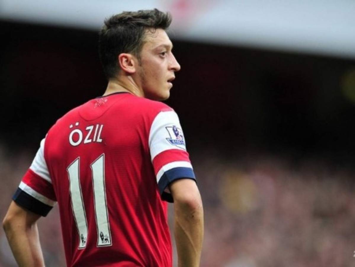 Özil amplía contrato con el Arsenal hasta 2021
