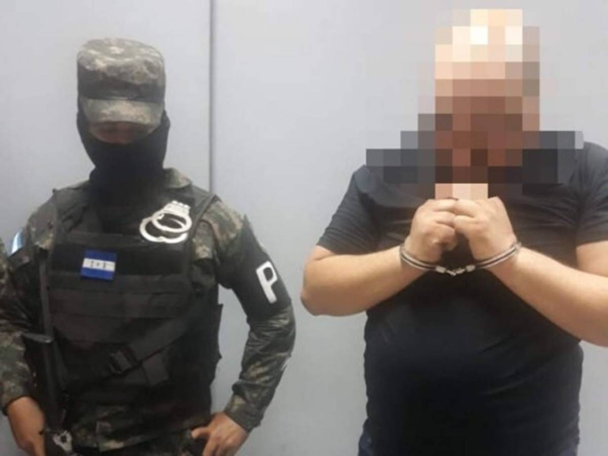 Capturan a hombre con placa falsa de policía frente a 'El Pozo'  