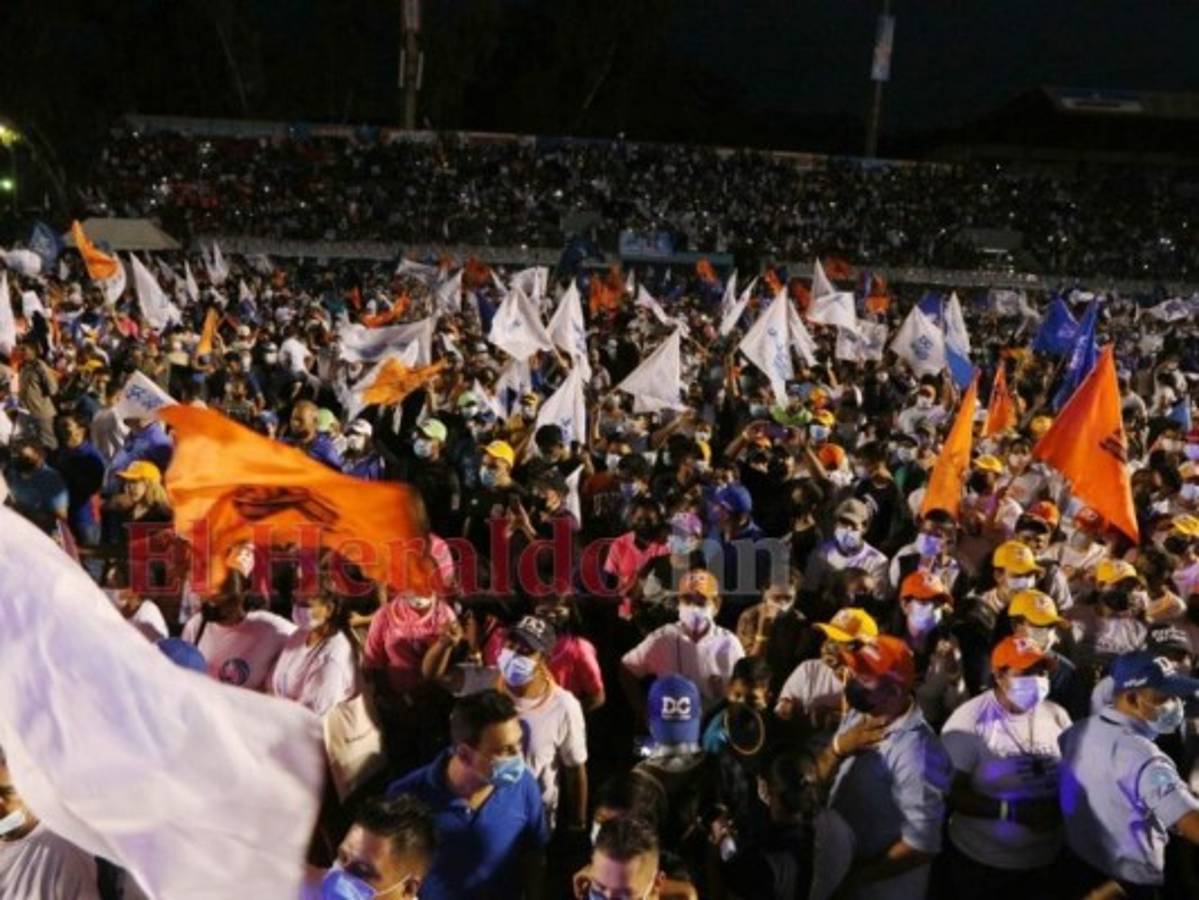 Con fuegos artificiales y masiva participación: 'Papi a la orden' cierra su campaña en la capital