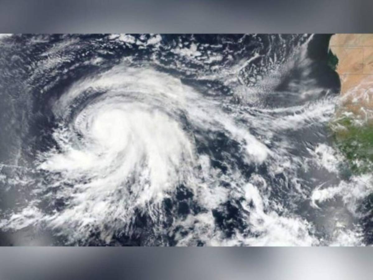 Huracán Lorenzo avanza por el Atlántico, lejos de tierra