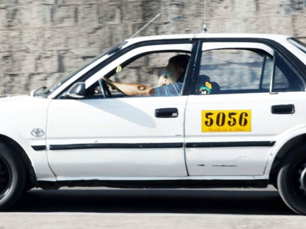  En Tegucigalpa unas 30 personas por día son multados por usar el celular mientras conducen