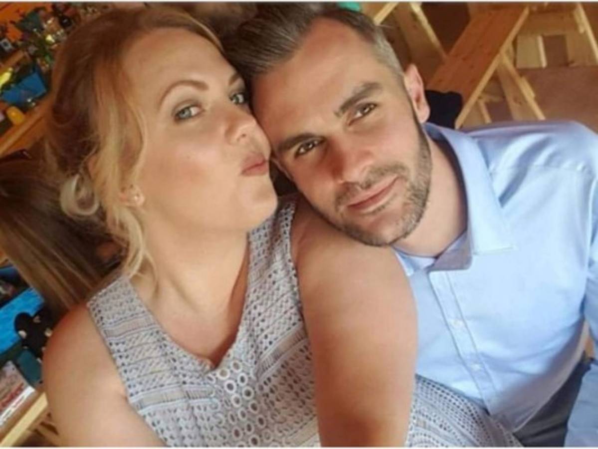 La insólita nota de unos vecinos a pareja que se paseaba desnuda por su casa