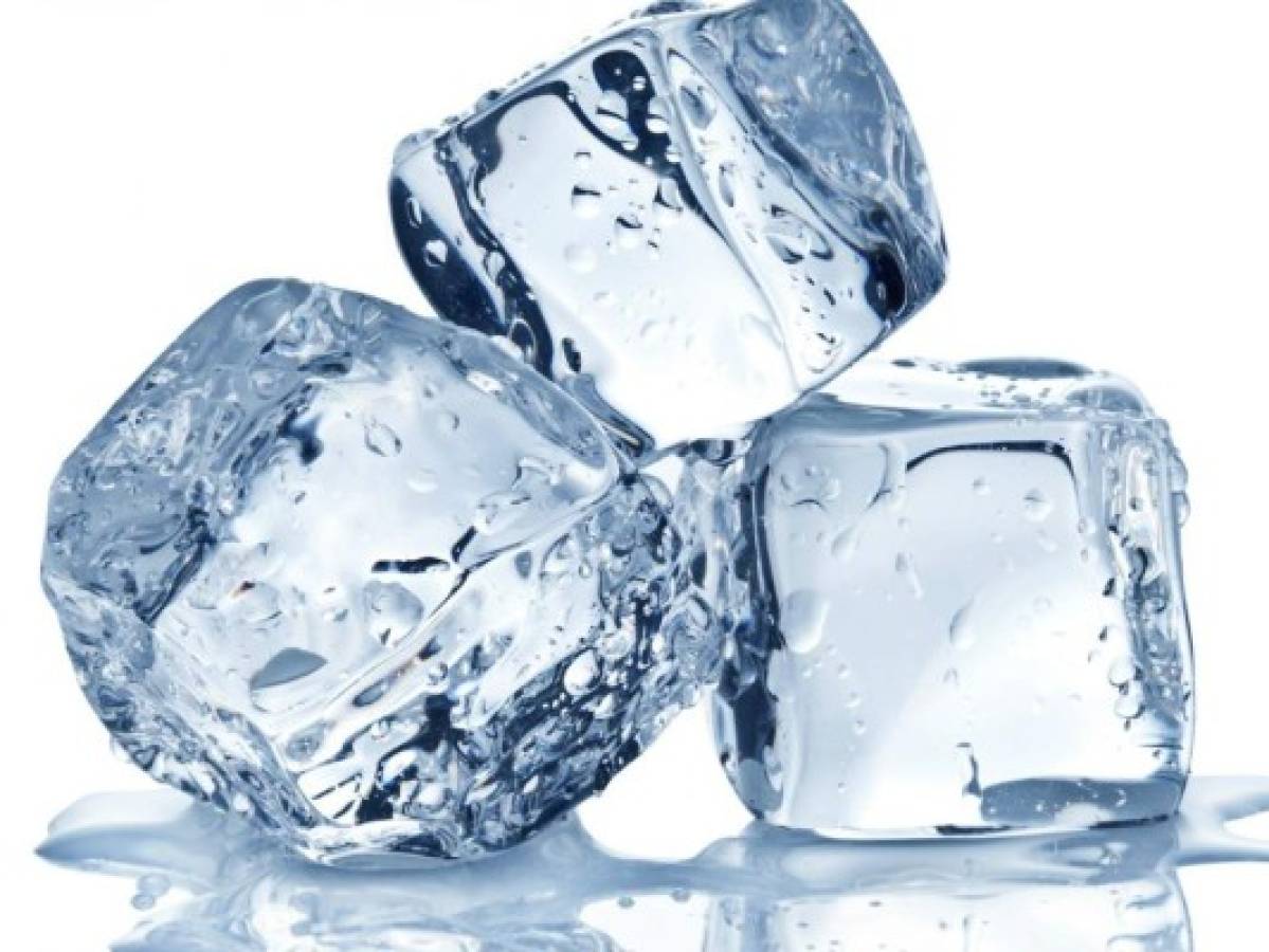 Haz hielo mucho más rápido con agua caliente