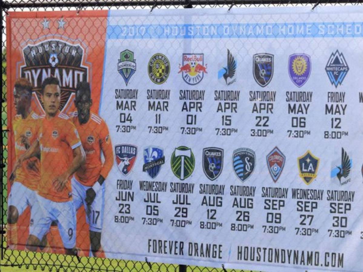 En la entrada al complejo del Houston Dynamo se puede observar una imagen donde aparecen los hondureños Romell Quioto y Alberth Elis junto al mexicano Erick Torres (Foto: Ronal Aceituno/OPSA)