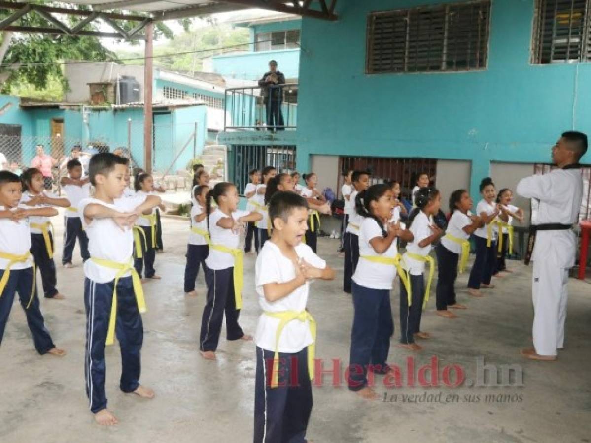 Menores aprenden de disciplina con el taekwondo