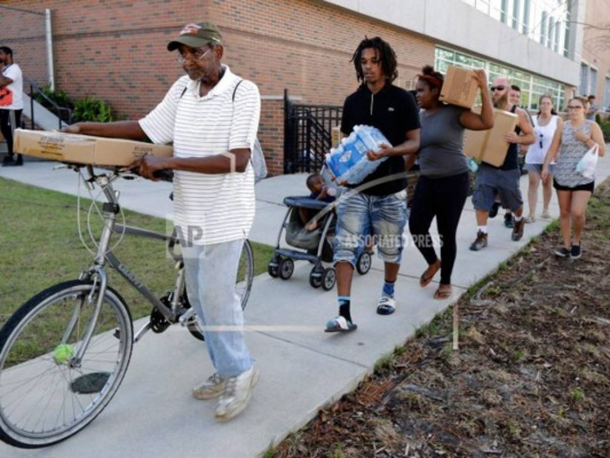 Habitantes de zona azotada por Florence aún no pueden volver a sus casas