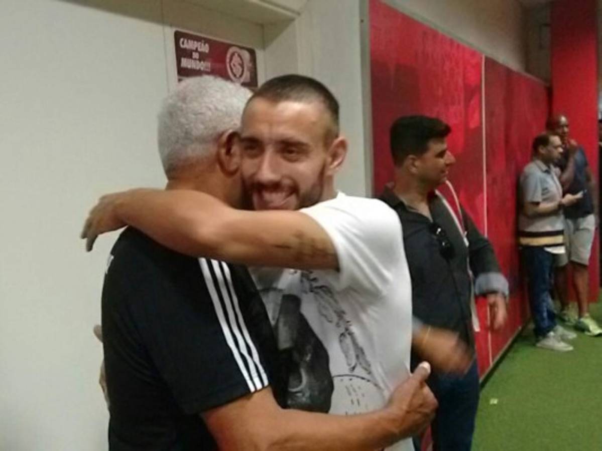 El emotivo abrazo entre el sobrevivente de la tragedia del Chapeconse Alan Ruschel y D'Alessandro