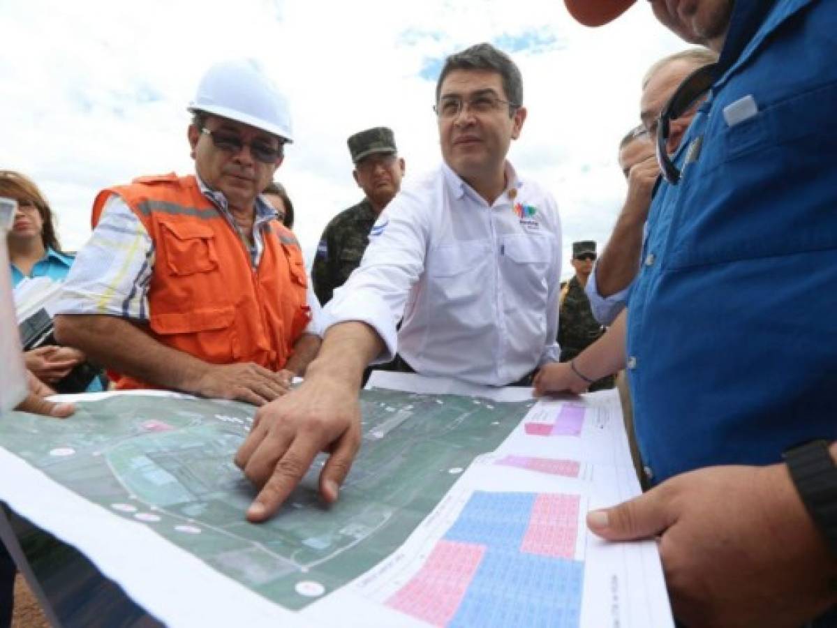 Presidente Hernández supervisa construcción del aeropuerto en Palmerola