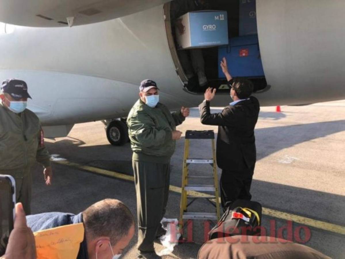 Momento en que el cargamento de vacunas eran cargadas en el avión de la FAH.