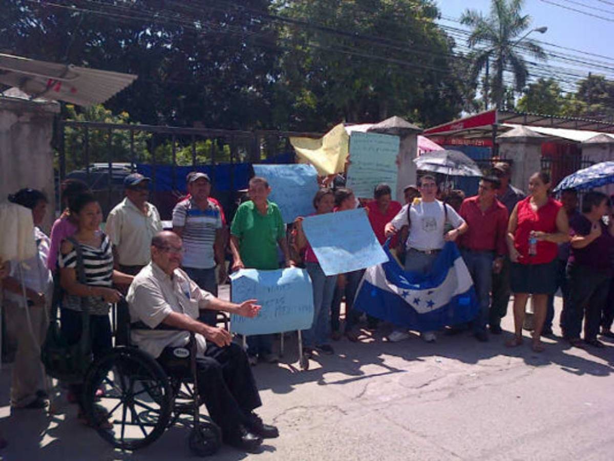 San Pedro Sula: Pacientes cierran los portones del Seguro