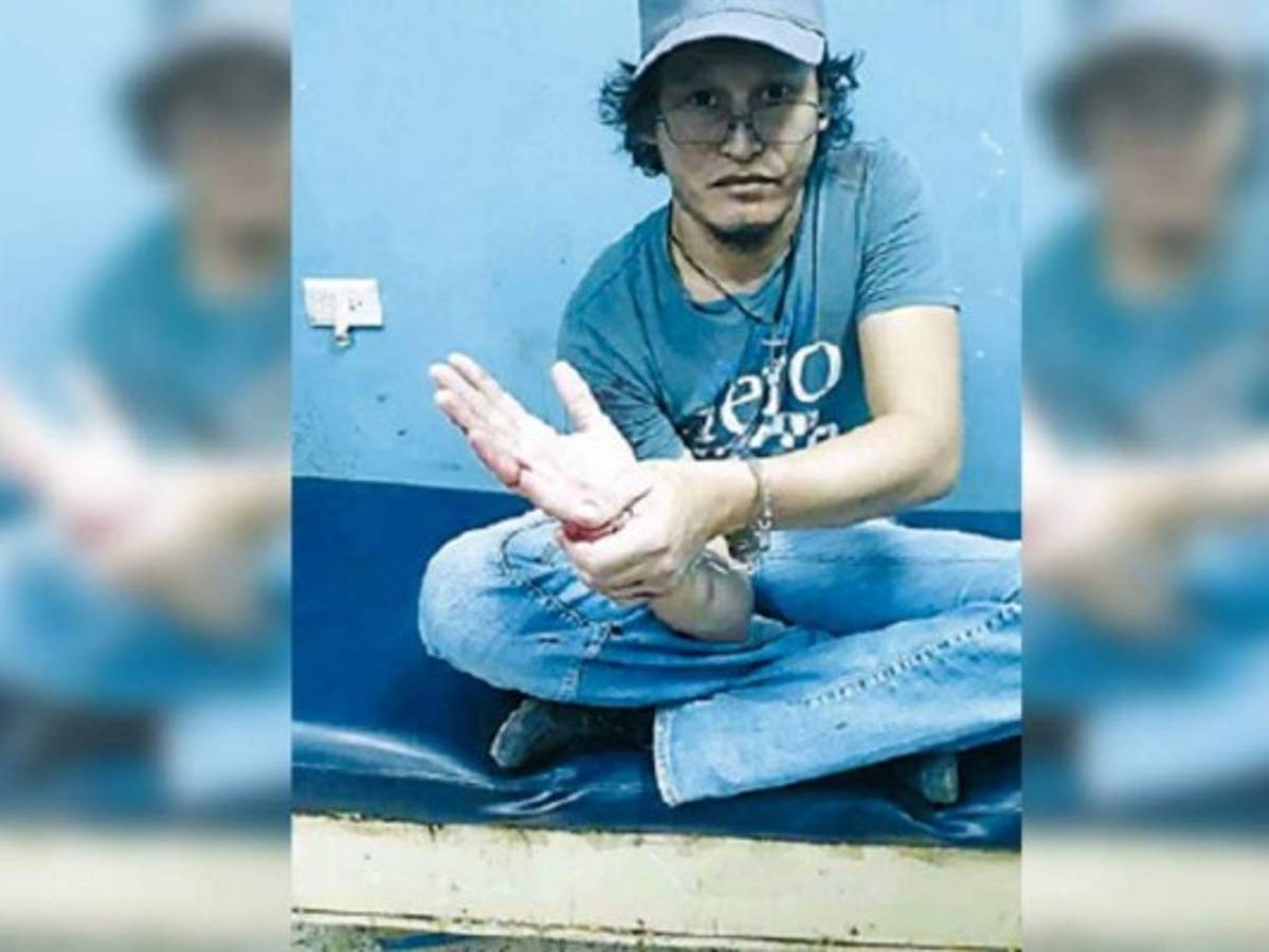 Envían a un hospital psiquiátrico a universitario que apuñaló a su profesor