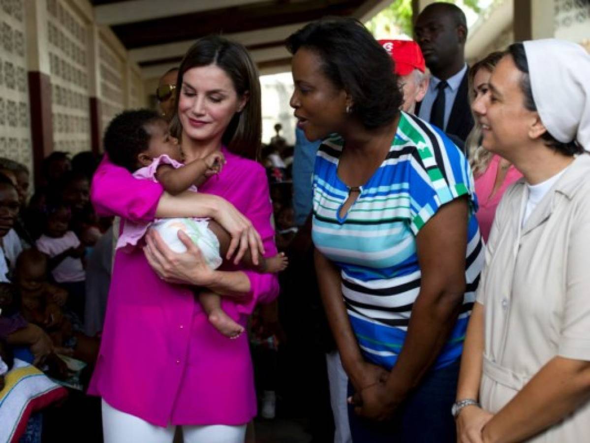 Niños haitianos reciben a la reina Letizia con cantos en español