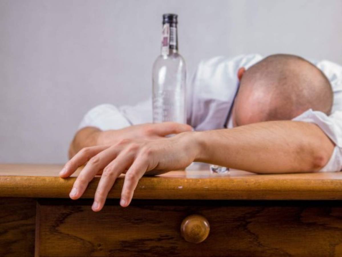 ¿Cuáles son los efectos secundarios de beber alcohol adulterado?  