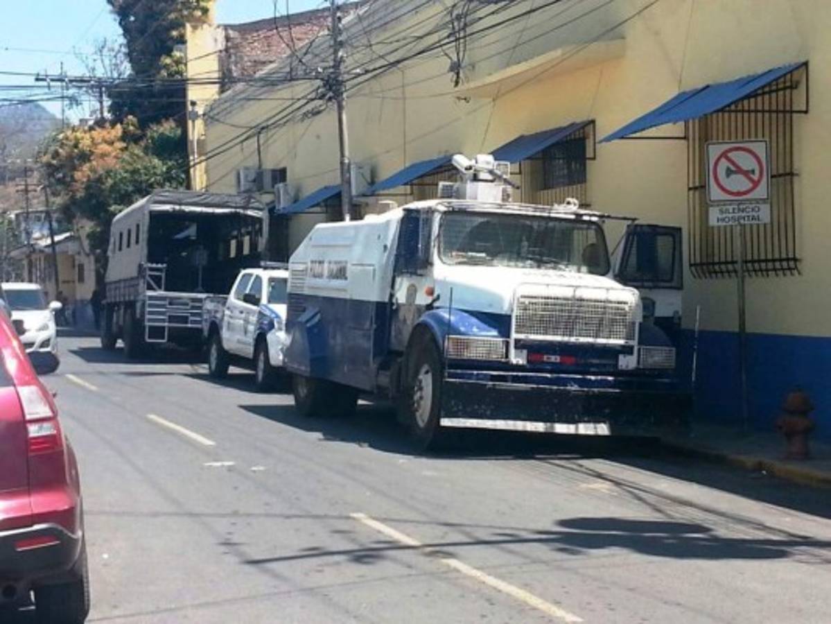 Transportistas de servicio urbano protestan por falta de pago de bonos  