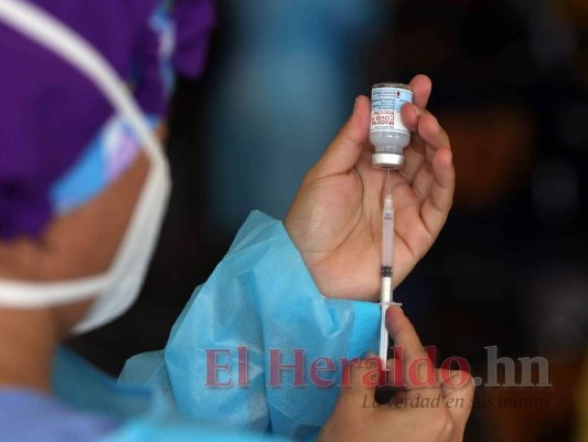 Se inició aplicando la vacuna de Moderna como segunda dosis. Foto: Emilio Flores/El Heraldo