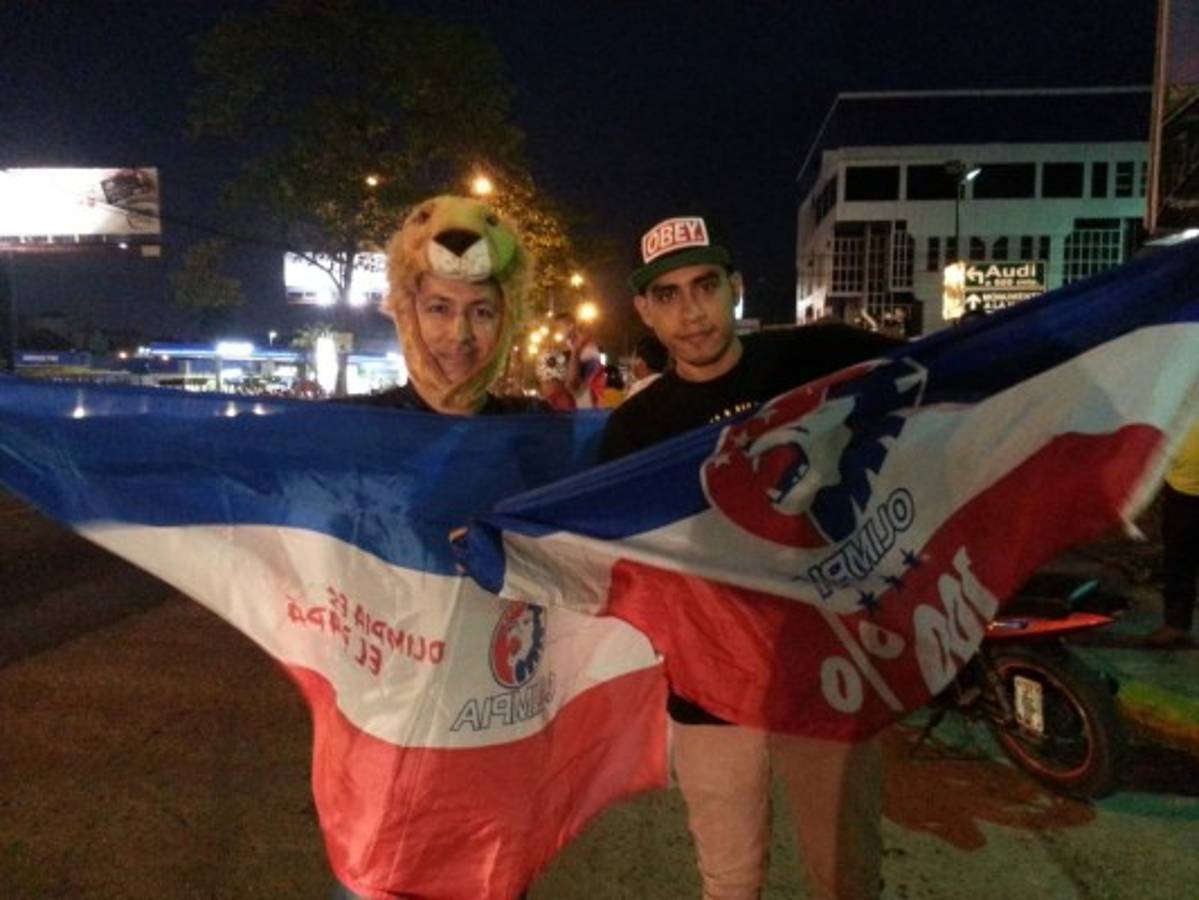 Aficionados olimpistas celebran en las calles