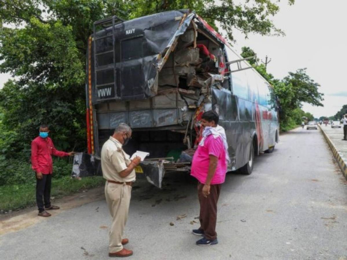 India: 18 muertos y 24 heridos deja choque entre camión y autobús