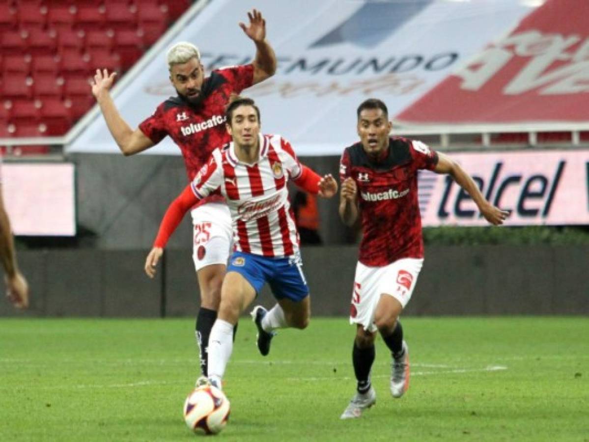 Toluca rescata empate ante Chivas y es líder en México