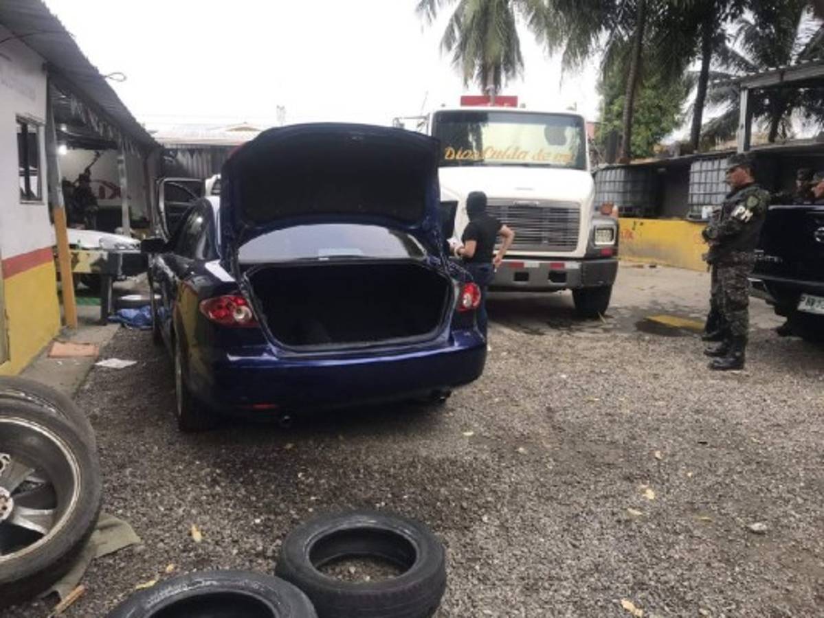 Hallan unos 400 mil dólares dentro de dos vehículos en taller de San Pedro Sula
