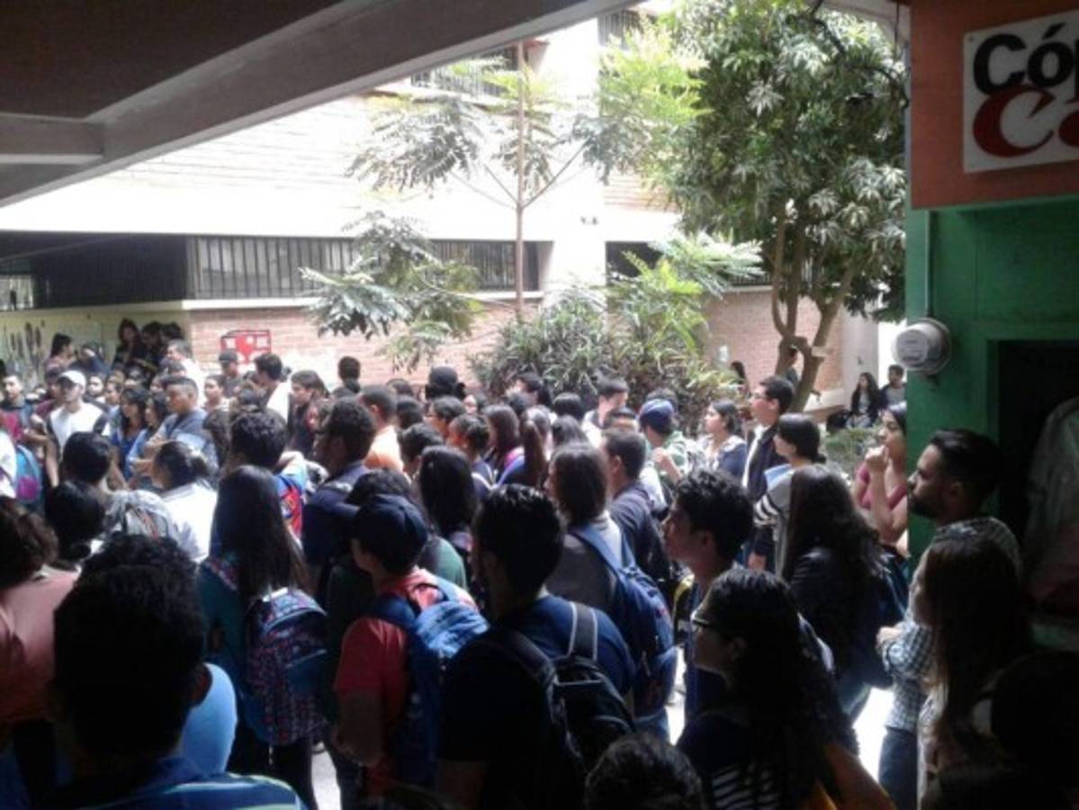 Estudiantes se toman el CURLP y exigen renuncia de la rectora Julieta Castellanos