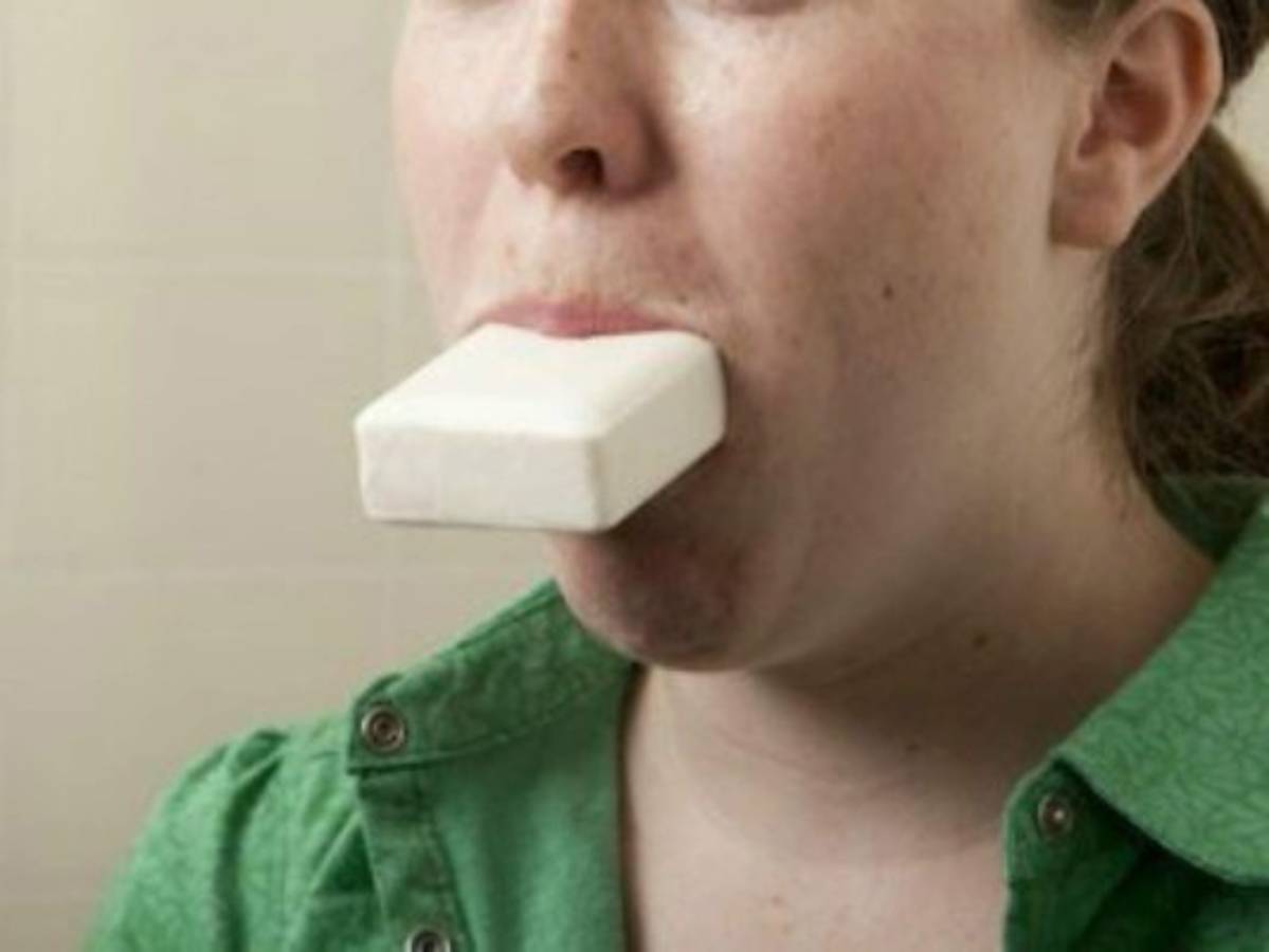 Maestra le lava la boca con jabón a alumno rebelde