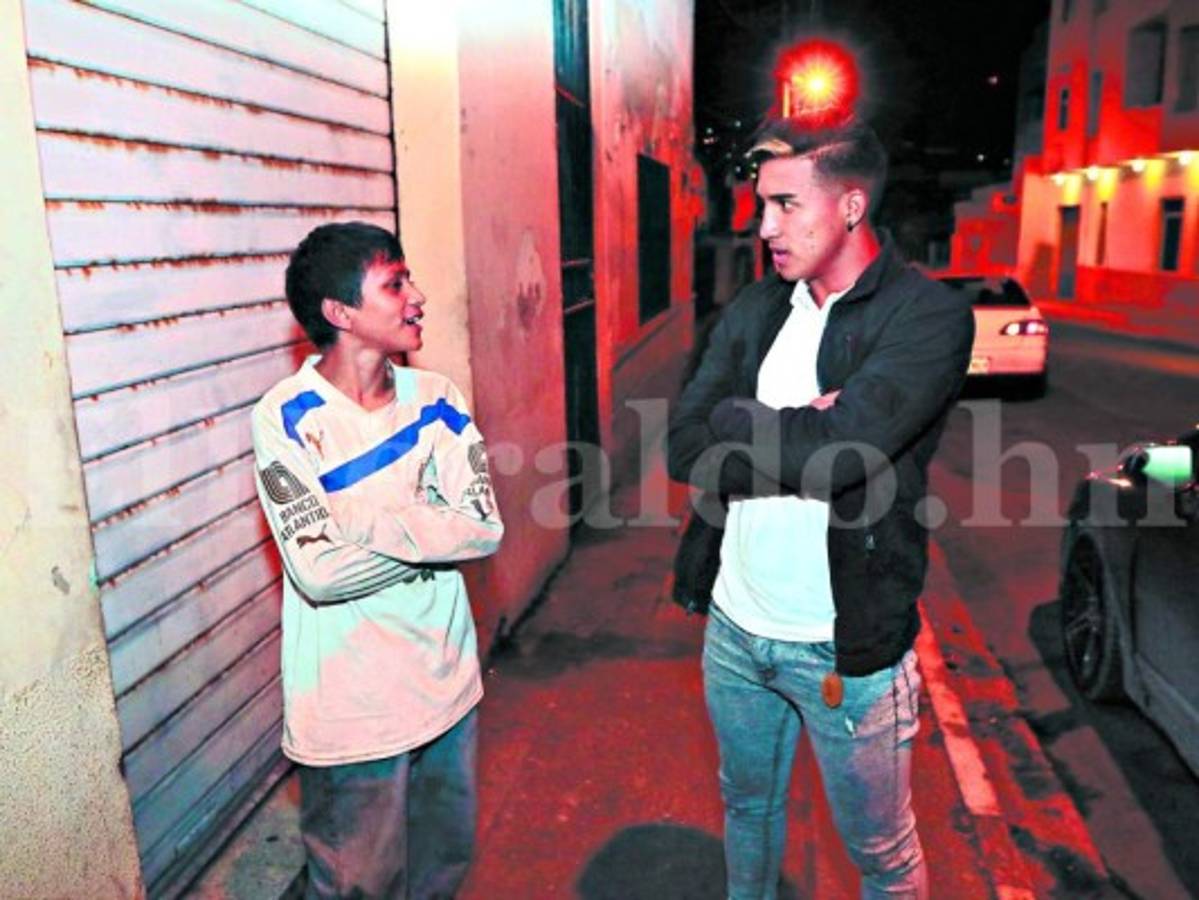 Jugador de Olimpia Michaell Chirinos le cumple un sueño a niño de la calle en la capital