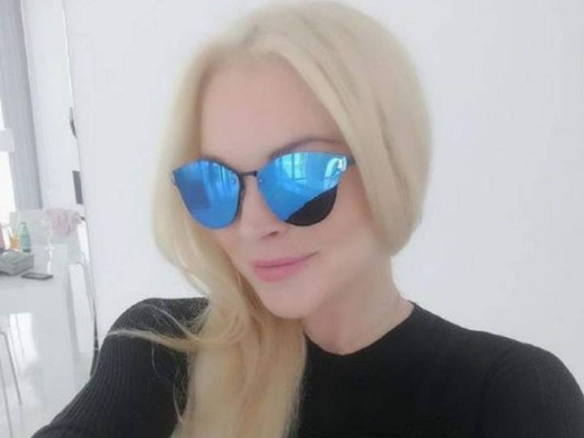 Lindsay Lohan posa en un sexy traje de baño