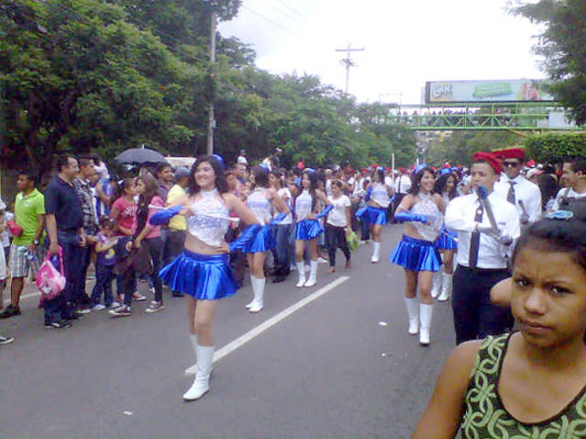 Derroche de civismo y belleza en desfiles patrios