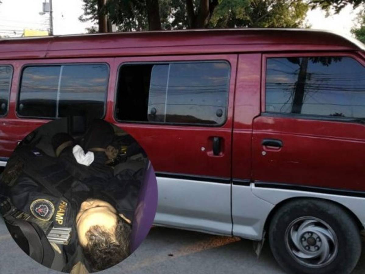 En microbús hallan cadáver de presunto cómplice de fuga de 'El Porky'