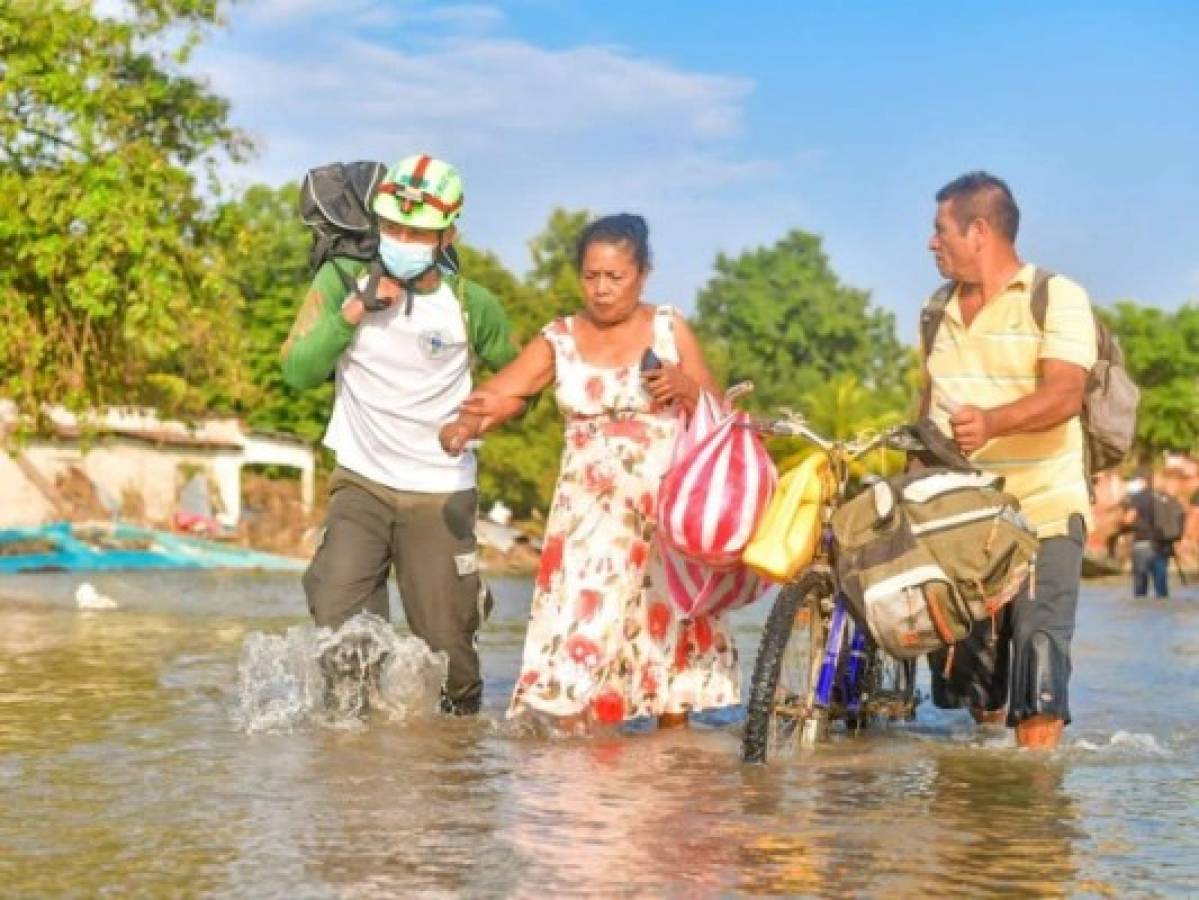 Algunas personas del municipio de La Lima, Cortés, y otras zonas del valle de Sula que tienen un alto riesgo de inundarse por el ingreso del fenómeno Iota, atendieron la primera orden de evacuación.