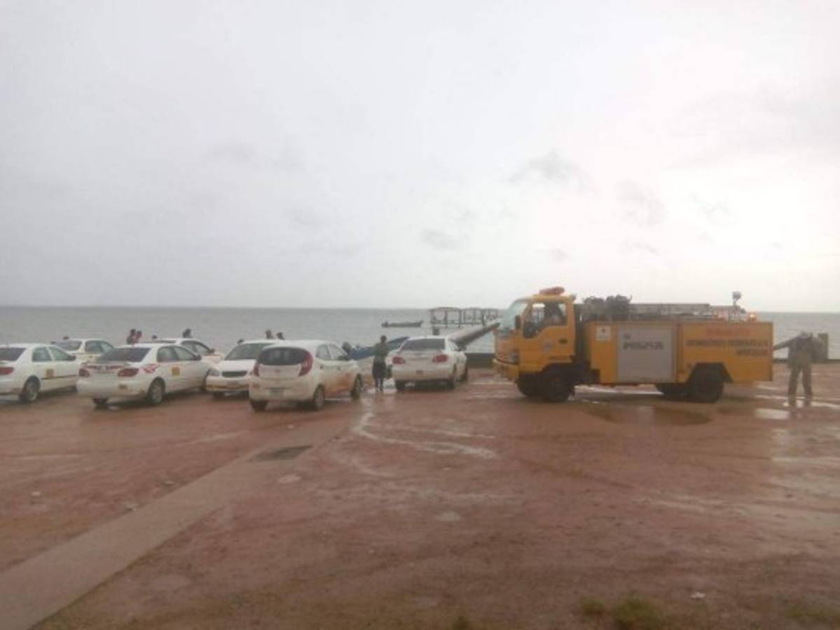 Rescatan a unas 84 personas de embarcación que naufragó en La Mosquitia