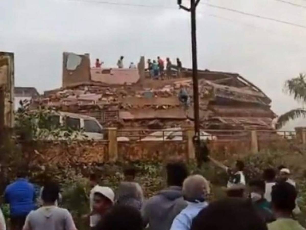 Un edificio se derrumba en India y temen que haya decenas de atrapados