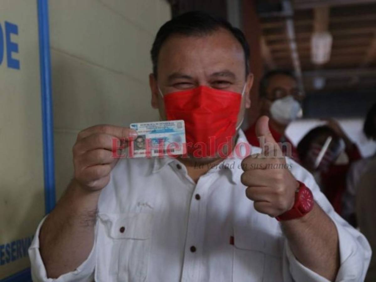 Darío Banegas, precandidato del movimiento 'La Esperanza de Honduras', votó en la UNAH