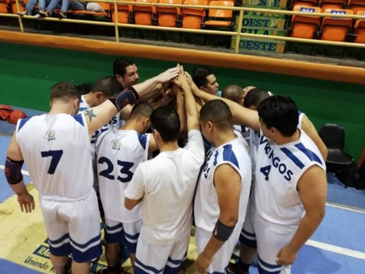 Equipo blanco. Vikingos se encomendó a la unidad antes de iniciar su partido ante Guarriors. Foto: Cool Bear Media / Gerson Gómez Rosa