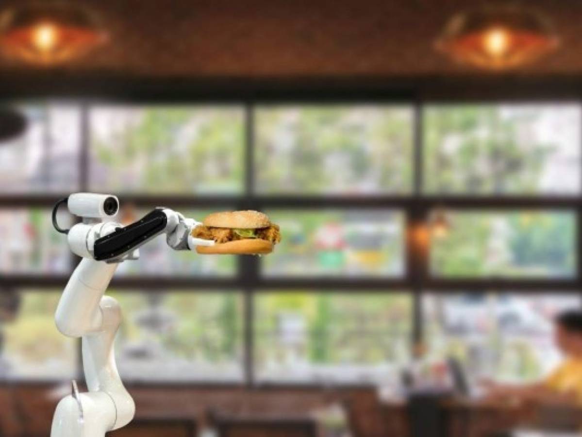 Una cadena de Israel empieza a vender hamburguesas preparadas por un robot  