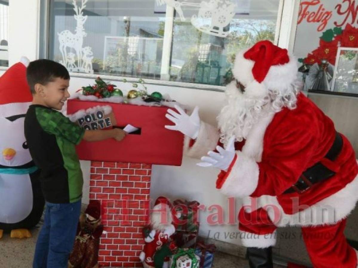 Dereck Zelaya, de seis años de edad, no pudo contener la emoción luego de ser sorprendido por Santa cuando depositaba su carta en el buzón de Honducor. Foto: Efraín Salgado/El Heraldo