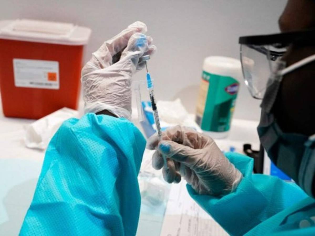 Gran Bretaña aprueba vacuna de Moderna a partir de los 12 años