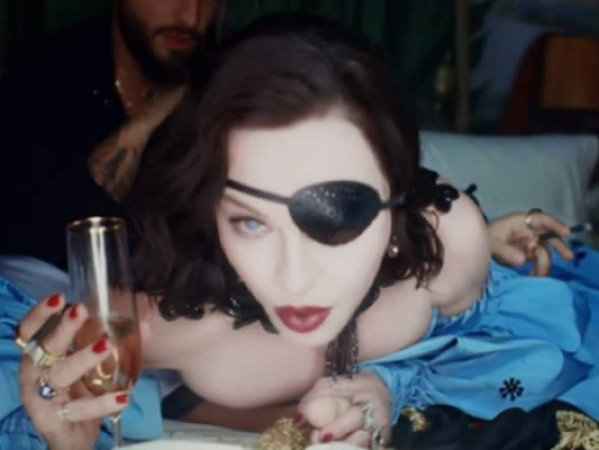 Videoclip Medellín genera polémica porque Madonna lame el dedo gordo del pie de Maluma