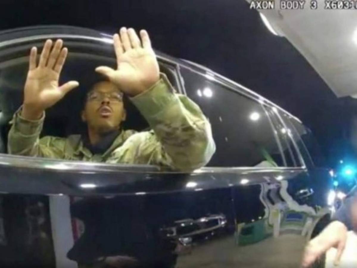 VIDEO: Policías rocían gas pimienta en la cara a un militar negro y latino  